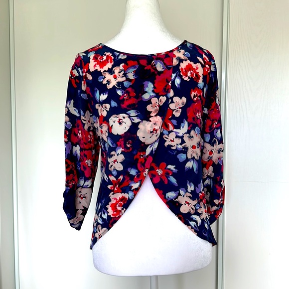 Yumi Kim Tops - Yumi Kim navy, pink & blush silk 🌸🌺floral top with open back - XS